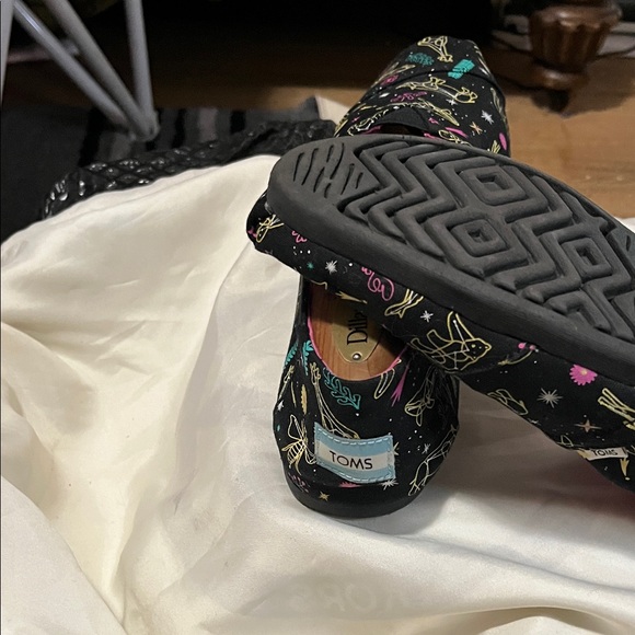 Toms Black Flats with Vibrant Animal Design - Picture 5 of 8